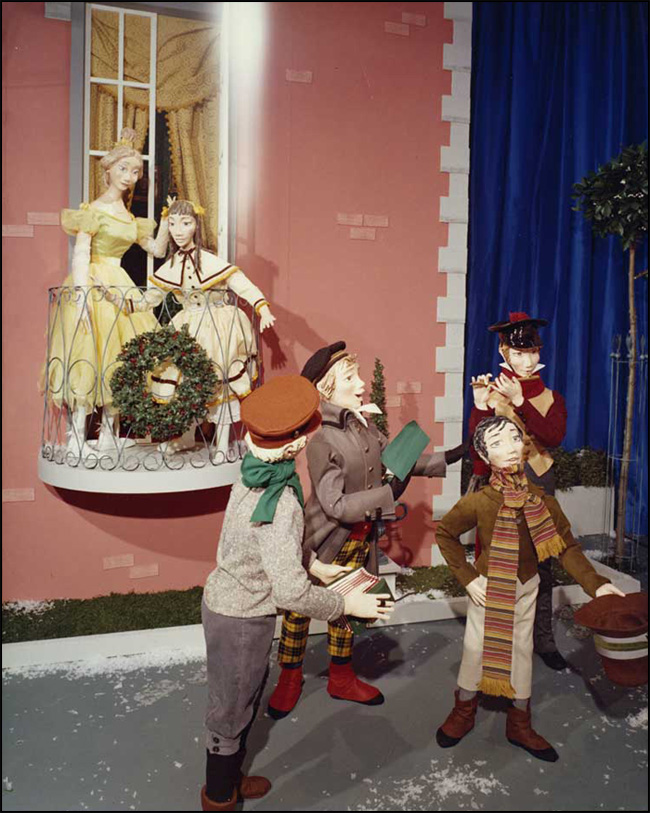 Photographies de la vitrine « À la maison pour les Fêtes », 1963